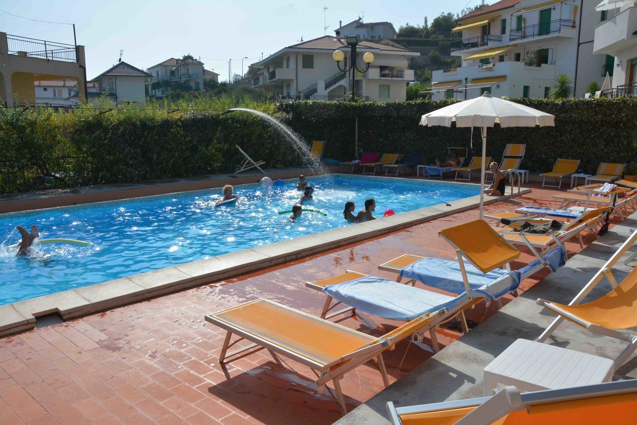 Residence Mare Verde Pietra Ligure Bagian luar foto