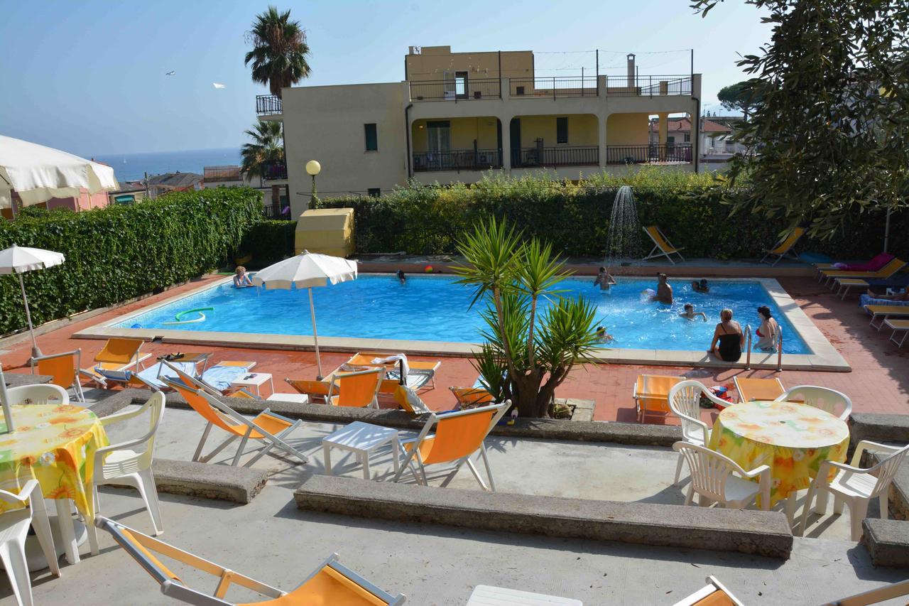 Residence Mare Verde Pietra Ligure Bagian luar foto