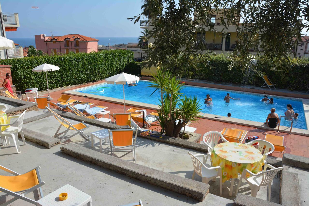 Residence Mare Verde Pietra Ligure Bagian luar foto