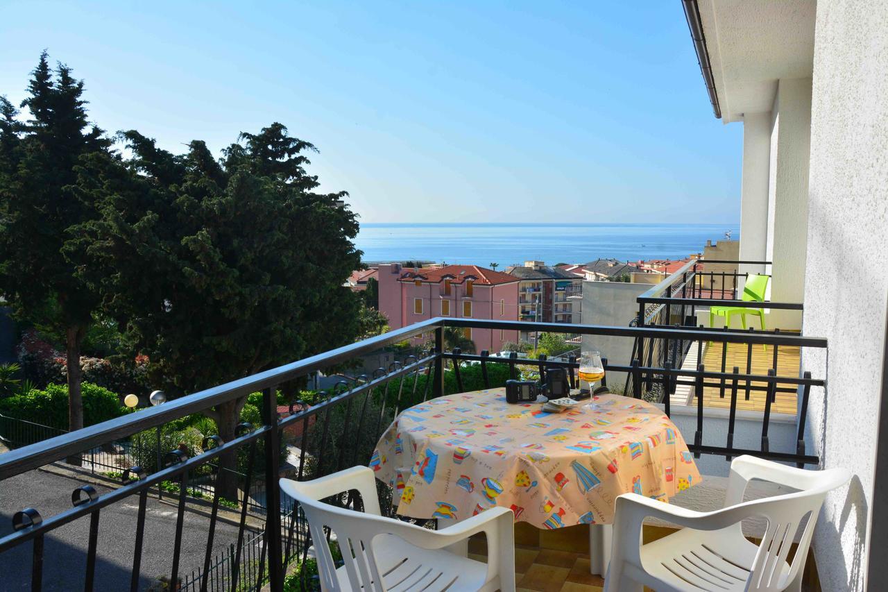 Residence Mare Verde Pietra Ligure Bagian luar foto